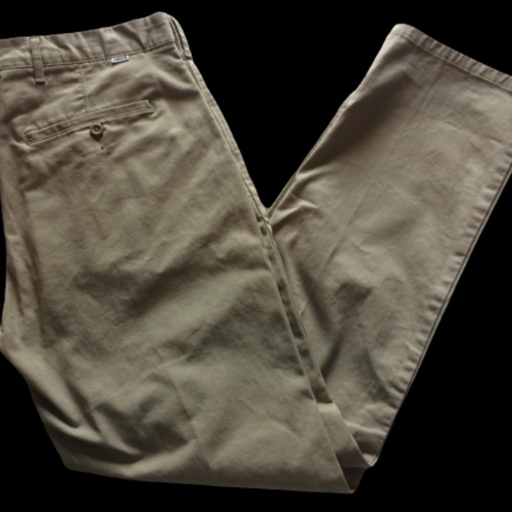 Levis flat front khaki chino pants 34x32